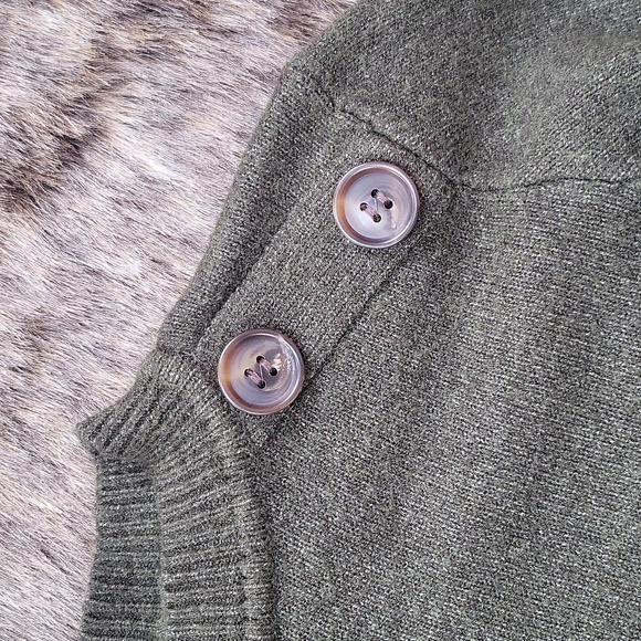 Green sweater - Picture 2 of 2